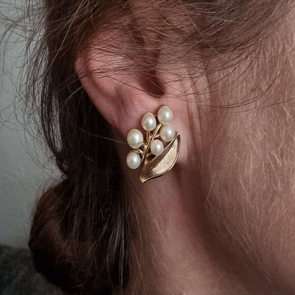 Vintage 1960s CROWN TRIFARI Gold Tone Floral Leaves Faux Pearls Earrings - Picture 6 of 6